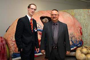 Dr. Andreas Römer und Dr. Lutz Höbold vor dem Prostata-Modell