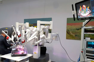 Der Da-Vinci-Operationsroboter im Foyer des Biotechnologieparks Luckenwalde
